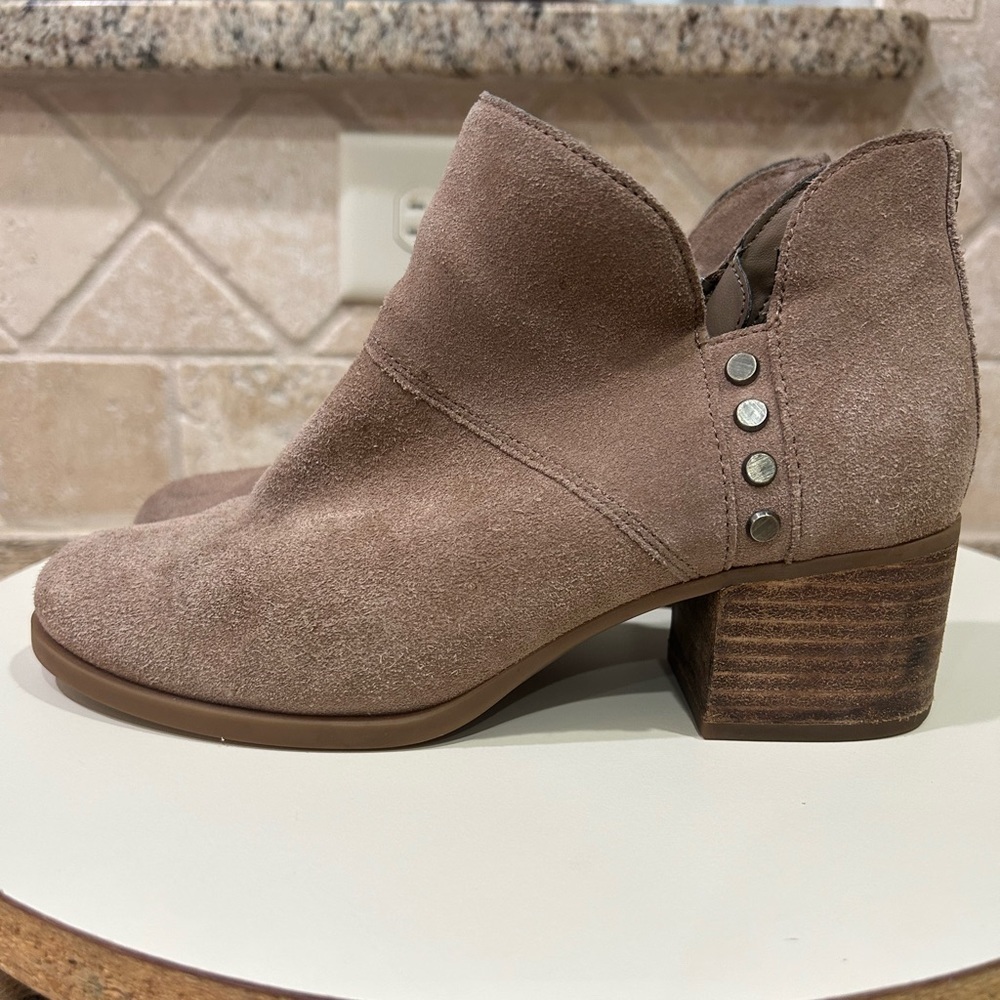 Koolaburra by UGG suede zip up ankle boots size 6 in EUC